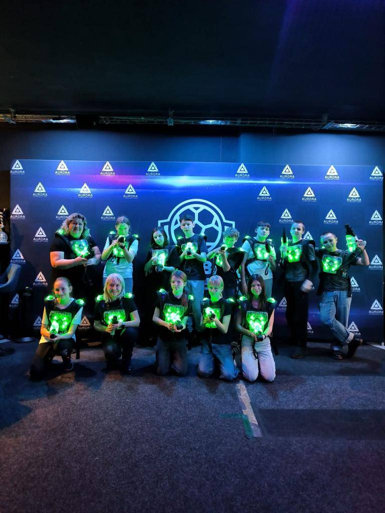 Včera jsme se jako třída zúčastnili akční hry Lasergame. Rozdělili jsme se do týmů a vyzkoušeli si strategii, spolupráci i rychlé reakce v temné aréně plné světelných efektů.  Tuto akci navíc vymysleli a sami domluvili moji žáci jako překvapení, za což jim patří velké díky.