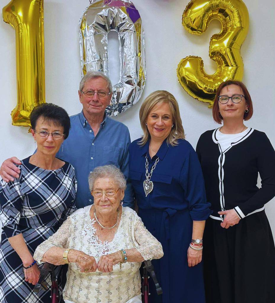 Dnes sme mali tú česť osobne zablahoželať najstaršej občianke mesta Svit, pani Meta Eleonore Zacharovej, ktorá 19. februára oslávila krásnych 103 rokov.