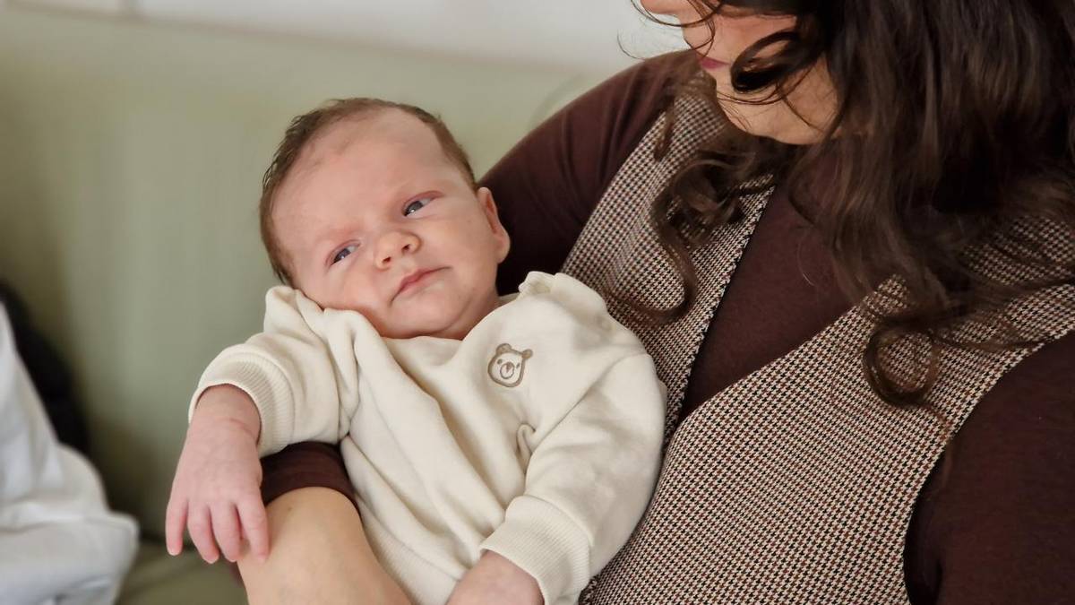 Na Mestskom úrade v Piešťany zavládla príjemná a výnimočná atmosféra. Vedenie mesta – primátor Peter Jančovič a viceprimátor Ján Krupa – privítali prvého Piešťanca narodeného v roku 2026 spolu s jeho rodičmi.