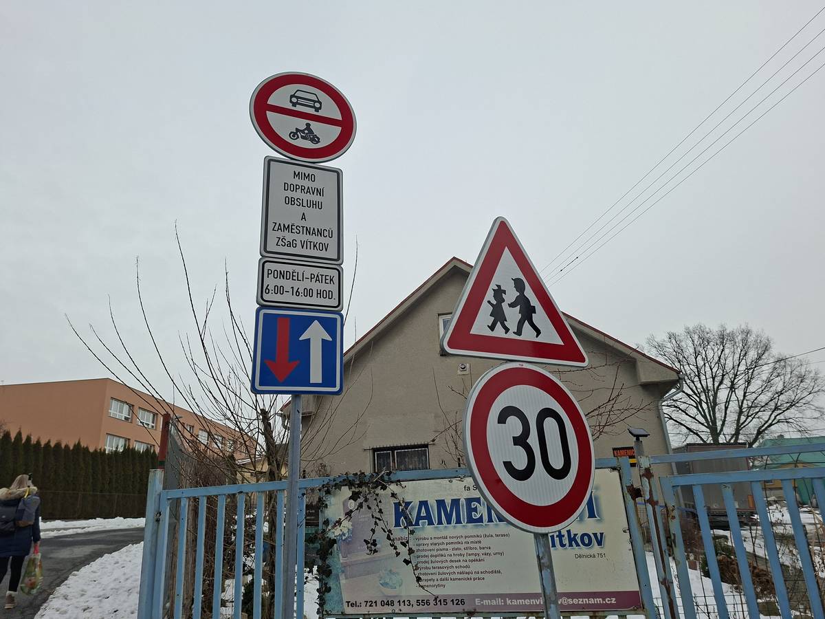 Tento týden byla změněna dodatková tabulka k dopravnímu značení před vjezdem do areálu Základní školy a Gymnázia ve Vítkově.    Nově je upraveno časové omezení vjezdu do areálu na dobu od 6:00 do 16:00 hodin v pracovních dnech (pondělí - pátek). V uvedeném čase bude vjezd povolen pouze dopravní obsluze a zaměstnancům školy.     Tato úprava byla provedena především s ohledem na zvýšení bezpečnosti dětí.