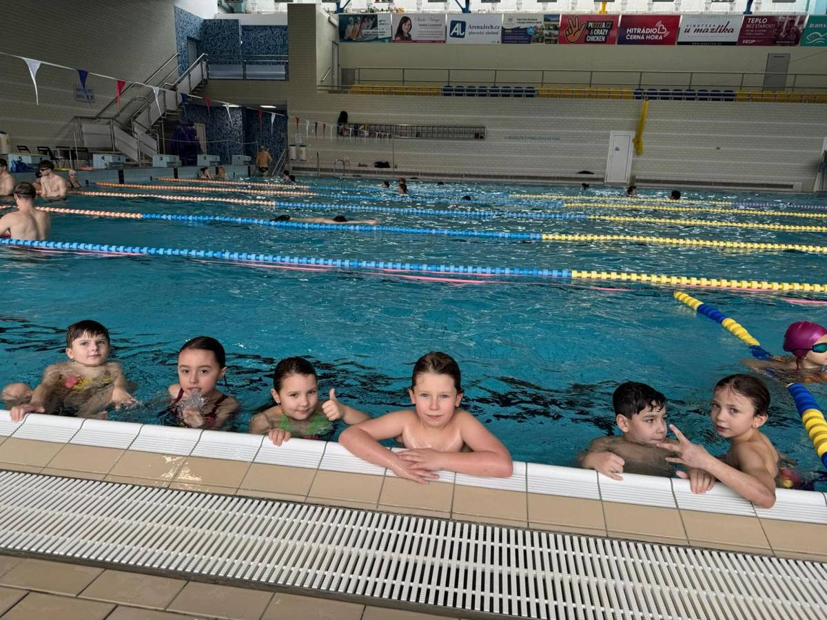 Podívejte se, jak se žáci 2. a 3. třídy zlepšují při plaveckém výcviku a jak si plavání užívají.