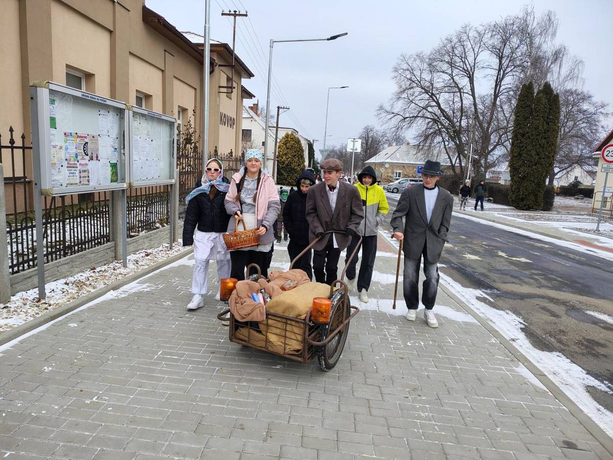 V pondělí 16. 2. se konal již popáté masopustní průvod pořádaný naší školou. Ani mráz nás neodradil od obchůzky vesnice v maskách. Průvod byl opět ukončen na návsi vystoupením žáků, kteří si pro pana starostu a obecenstvo připravili masopustní písničky, tanečky a scénky.