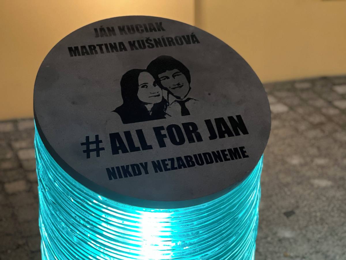 Nájdete ho na zrevitalizovanej Jaselskej ulici, v blízkosti Verejnej knižnice Michala Rešetku. Je mierne upravený. Má zošikmenú vrchnú plochu, novú podstavu a po zotmení je neprehliadnuteľne nasvietený. Autorom pamätníka, ktorý bol pôvodne umiestnený na Štúrovom námestí medzi schodmi k úradom a studňou, je Peter Kalmus. Na jeho výrobu sa zozbierali ľudia vo verejnej zbierke. S myšlienkou, aby bol pamätník osadený aj v Trenčíne [...]Čítať viac...