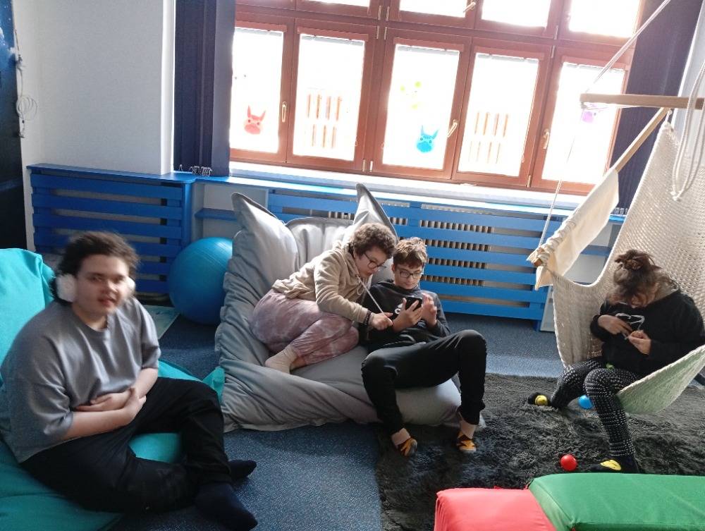 Žáci si ve snoezelenu užívají společnou pohybovou a relaxační hodinu plnou klidu a pohody. Prostředí snoezelenu podporuje jejich smyslové vnímání, uvolnění i vzájemnou spolupráci. Společně prožívají chvíle radosti a relaxace.