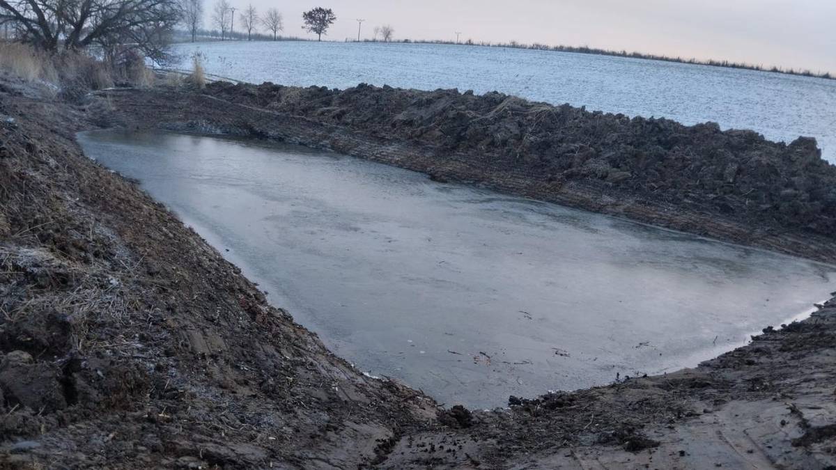 Práce na budování tůni díky příznivému počasí pokračují.  Nová tůň na Račím potoce u cesty do Lučic se naplnila vodou za jediný den.