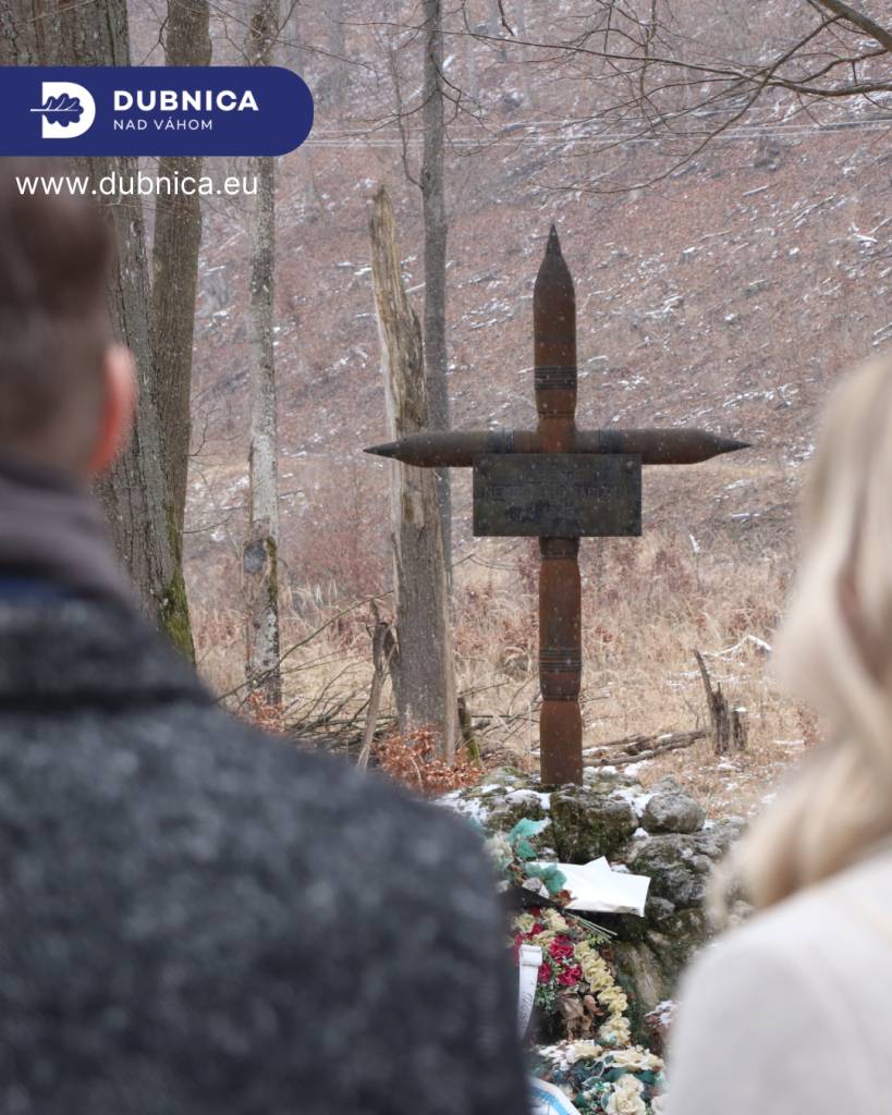 Pod pamätníkom, ktorý sa nachádza v areáli dubnickej zbrojovky, leží 26 hrobov beštiálne zavraždených Rómov zo zaisťovacieho tábora. Pod zámienkou ich prepravy do nemocnice boli počas nacistického besnenia v roku 1945 chladnokrvne popravení.