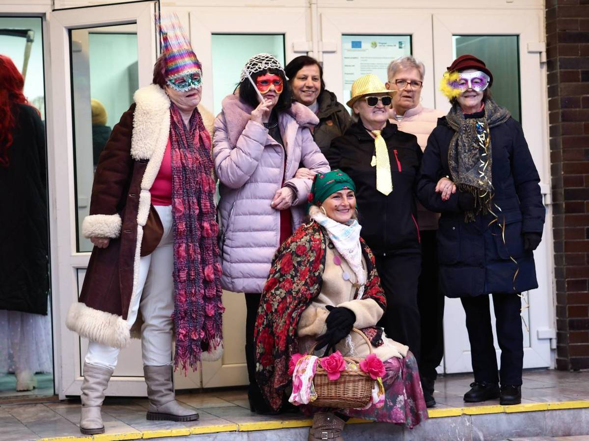 Hnúšťa, 20.2.2026 - Fašiangové obdobie prinieslo do nášho mesta opäť radosť, tradície a neopakovateľnú atmosféru, ktorá spojila generácie aj celé rodiny. Utorok 17. februára 2026 mesto ožilo hudbou, spevom, tancom a veselými maskami, ktoré zaplnili ulice aj priestory kultúrneho stánku.