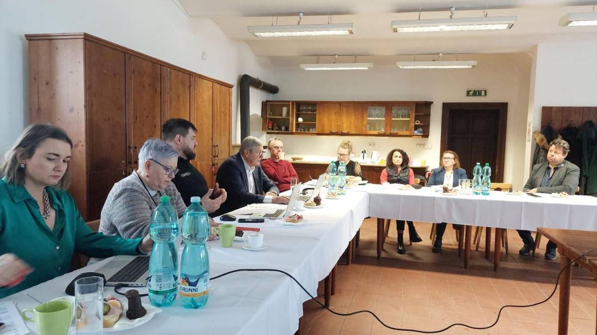 V úterý 17.02.2026 se uskutečnila v Mendelově domě v Hynčicích členská schůze spolku Dopravní koridor Poodří, které se za obec Bělotín zúčastnil ing. Miroslav Maštera.  Mimo jiné byl diskutován stav příprav vysokorychlostní trati (VRT) v našem region a její další využití.