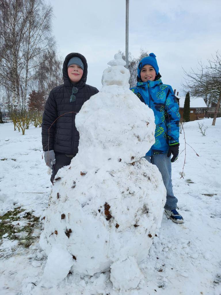V úterý 17.2.2026 si děti ze školní družiny užily pravou zimní atmosféru na školním hřišti. Čerstvá sněhová nadílka proměnila hřiště v kouzelné místo plné tvořivosti.
