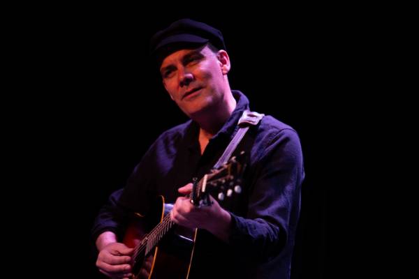 20.02.26 19.30  James Harries je renomovaný britský písničkář a filmový skladatel, jehož koncerty jsou vždy výjimečným a intenzivním zážitkem plným emocí, jemnosti a bezprostředního kontaktu s publikem. Jeho hudba se přirozeně pohybuje mezi melancholií a hravou euforií, přičemž Harriesův nezaměnitelný hlas nikdy neztrácí mladistvou energii a silný lyrický výraz. Magazín Rolling Stone...