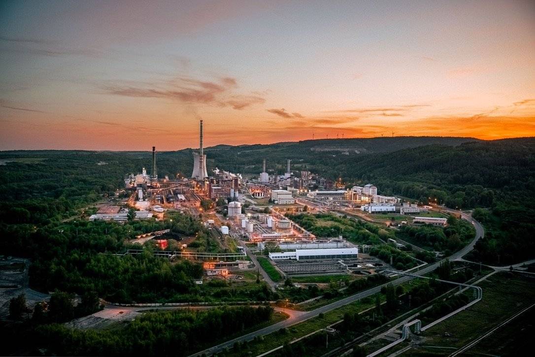 Sokolov/Chodov (19. 2. 2026) - Skupina SUAS GROUP prostřednictvím dceřiné firmy SUAS Teplárenská upozornila na dlouhodobě nehrazené dodávky tepla do Chodova. Přestože lidé ve městě své platby za teplo řádně hradí, společnost Marservis, která inkasuje od občanů peníze za odebrané teplo, od roku 2024 většinu vybraných prostředků neodvádí městské firmě Teplo Chodov. Ta pak nemá z čeho platit dodávky tepla výrobci, tedy SUAS Teplárenské. Dluh za dodané teplo stále narůstá. Situaci na začátku února završilo rozhodnutí Nejvyššího správního soudu, který potvrdil, že Marservis přišel o licenci a oprávnění k provozování rozvodů tepla ve městě. Počátek sporu o vlastnictví tepelného hospodářství v Chodově spadá do roku 1993, kdy Marservis uzavřel s městem smlouvu, která byla následně soudem označena jako neplatná od samého počátku. Na spor navazovaly další, týkající se licence k provozování rozvodů tepla ve městě. V posledních týdnech však soud definitivně rozhodl v obou případech v neprospěch společnosti Marservis. Přes tato rozhodnutí ale kauza neuhrazených dodávek a neoprávněně zadržovaných peněz zjevně nekončí a riziko narůstajícího dluhu společnosti Teplo Chodov vůči SUAS Teplárenské se prohlubuje.  „Ten řetězec se dá popsat jednoduše. Sokolovská uhelná vyrobí teplo a prostřednictvím SUAS Teplárenské jej dodá Teplu Chodov. Odtud jde teplo rozvody, již nyní prokazatelně neoprávněně, provozovanými Marservisem k lidem. Ti zaplatí, ale peníze končí u Marservisu, dál se z velké části nedostanou. Teplo Chodov tedy nemá jak zaplatit za dodávky tepla SUAS Teplárenské. Aktuálně jde o více než 60 milionů korun. Je otázkou, zda a kdy vůbec společnost Marservis rozvodné tepelné zařízení předá a vybrané peníze od občanů za dodávky tepla zaplatí. Úzce spolupracujeme s vedením města Chodov, abychom situaci vyřešili a musím ocenit úsilí ze strany radnice i organizace Teplo Chodov o řešení celé kauzy. Stávající stav je ale pro nás i pro město dlouhodobě neudržitelný,“ vysvětlil Pavel Tomek, předseda dozorčí rady Sokolovské uhelné a SUAS GROUP. Podle něj zůstává Sokolovská uhelná stabilním partnerem pro výrobu tepla v regionu, což ostatně podtrhuje i schopnost dlouhodobě nést bez celkové úhrady veškeré náklady na výrobu tepla. Není ale únosné, aby společnost jako výrobce nesla veškeré náklady s rizikem, že nebudou vypořádány. Kauzou se zabývalo i Ministerstvo průmyslu a obchodu ČR a Energetický regulační úřad.  Kvůli řešení sporu se aktuálně starosta města Chodova Patrik Pizinger obrátil dopisem na premiéra Andreje Babiše. „Naše dlouhotrvající bezmoc už musí skončit. Proto jsem nastínil premiérovi situaci s důrazem na to, že se obyvatelé města ocitli v roli rukojmích, kteří se fakticky nemohou účinně bránit, protože jim byly ze strany Marservisu už jednou přerušeny dodávky tepla. Přitom firma nadále ovládá systém tepelného hospodářství, nezákonně nakládá s majetkem města, neoprávněně inkasuje milionové zálohy od obyvatel i firem a současně dluží za odebrané teplo. Městu Chodov již dnes vznikly škody odhadované na přibližně půl miliardy korun a tato částka se nadále zvyšuje. Požádal jsem pana premiéra, zda by případu mohl věnovat osobní pozornost. Jde nám o to, aby se majetek vrátil jeho právoplatnému vlastníkovi, tedy městu, a řešení bylo v souladu se zákonem i zájmy občanů,“ vysvětlil Pizinger.  Nejvyšší soud v prosinci 2025 zamítl tvrzení firmy Marservis, že je vlastníkem části systému, a tím definitivně potvrdil, že jediným oprávněným vlastníkem celého systému je město. Na počátku února tohoto roku rozhodl Nejvyšší správní soud, a tímto rozhodnutím zároveň potvrdil, že společnost Marservis pozbyla licenci a oprávnění k provozování rozvodů tepla ve městě. I přesto f