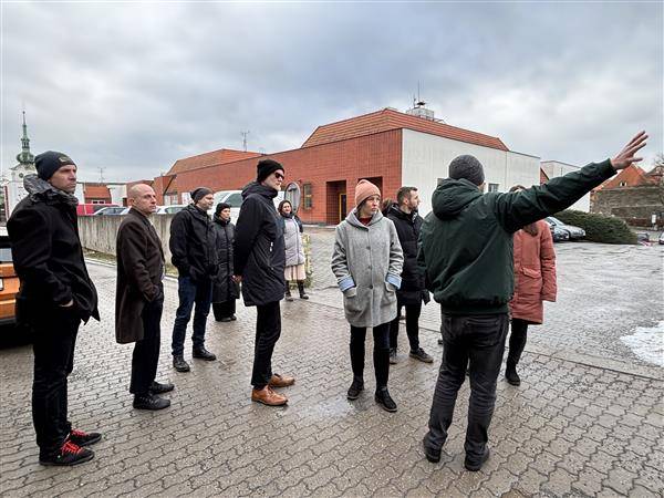 Město Pelhřimov pokračuje v přípravě jednoho z nejvýznamnějších rozvojových projektů posledních let. Architektonicko-urbanistická soutěž na rekonstrukci bývalého obchodního domu Vysočina a úpravu navazujícího území je v plném proudu. Lhůta pro podání žádostí o účast a portfolií byla ukončena 16. ledna 2026. Následně se dne 27. ledna 2026 uskutečnilo jednání poroty v obřadní síni města Pelhřimov. Součástí programu byla také odborná prohlídka objektu OD Vysočina a přilehlého okolí, které je zahrnuto do řešeného území soutěže. Ve stanovené lhůtě bylo doručeno 29 žádostí o účast.