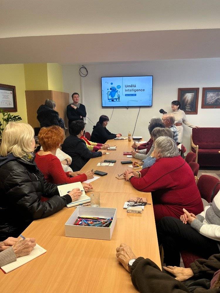 Vimperk má aktivní seniory, a tak se i seminář o umělé inteligenci musel pro velký zájem opakovat. Nejprve se účastníci v klubovně ve Sklářské sešli 29. ledna a podruhé v přidaném termínu 17. února. Seminář vedl Jakub Imbera, který dokázal téma umělé inteligence přiblížit přehledně a bez zbytečné odborné terminologie. Seminář byl určen především seniorům bez technických znalostí a byl veden srozumitelnou, praktickou formou. Účastníci se seznámili s tím, co je umělá inteligence, kde se s ní již dnes setkávají a jak ji mohou bezpečně využívat v každodenních situacích – například při porozumění úředním dopisům, komunikaci s úřady nebo formulování textů a dotazů. Součástí programu bylo také upozornění na možná rizika, podvody a manipulativní techniky spojené s digitálním prostředím. Více se dozvíte i v reportáži Českého rozhlasu: ‚Chtěla bych rozumět dnešnímu světu.‘ Senioři z Vimperka zjišťovali výhody i rizika umělé inteligence | iROZHLAS - spolehlivé zprávy