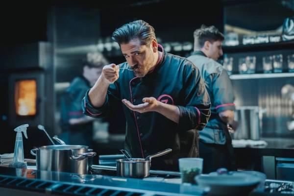 21.02.26 20.00  Nina je ambiciózní šéfkuchařka, která se chystá otevřít vlastní restauraci, Richard je vyhledávaný gynekolog. Kdysi tvořili šťastný pár, po letech manželství se ale ocitnou v komplikované vztahové situaci – ani jeden zkrátka nemůže toho druhého vystát. Od rozvodu je dělí jediná věc, smlouva, kterou kdysi v opilosti sepsali na papírový...