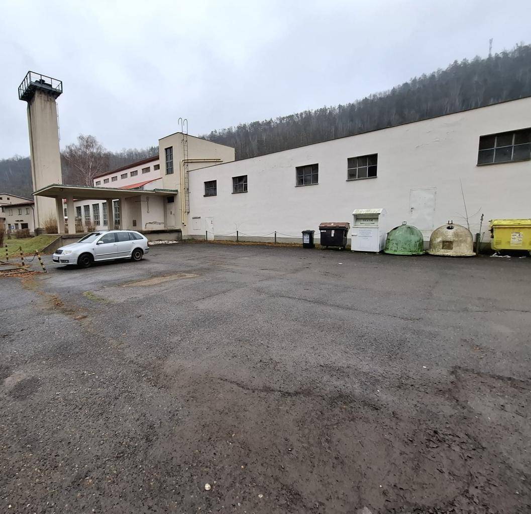 Díky spolupráci s obyvateli obce se nám podařilo odstranit vraky aut, které dlouhodobě hyzdily parkoviště před kotelnou.