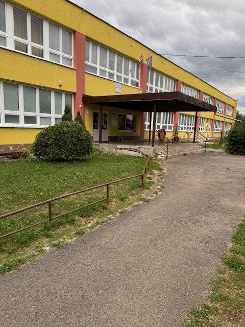 Obec Udavské začala s realizáciou projektu „Modernizácia základnej školy za účelom podpory kvalitného a inkluzívneho vzdelávania“. Projekt je zameraný na budovanie vonkajšej učebne, rekonštrukciu vstupov do budovy a rekonštrukciu školských športovísk v areáli ZŠ s MŠ Udavské . Miesto realizácie: Základná škola s materskou školou Udavské 80, Udavské 80, 067 31 (k. ú. Udavské, parc. č. KNC 286/1, 286/85). Predpokladaná doba realizácie hlavných aktivít: 01/2026 – 06/2026. Celkové oprávnené výdavky: 201 151,13 €, z toho NFP: 185 059,04 € a spolufinancovanie obce: 16 092,09 €.  Projekt je spolufinancovaný Európskou úniou v rámci Programu Slovensko (EFRR).