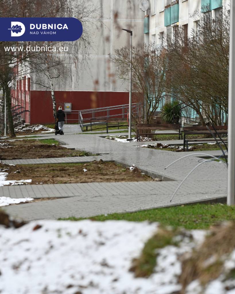 Približne 5 mesiacov prác na najväčšom dubnickom sídlisku prináša pomyselné ovocie. Spolu s novým chodníkom či verejným osvetlením pribudlo viac ako 50 nových parkovacích miest, ale aj 5 stojísk polozapustených kontajnerov.