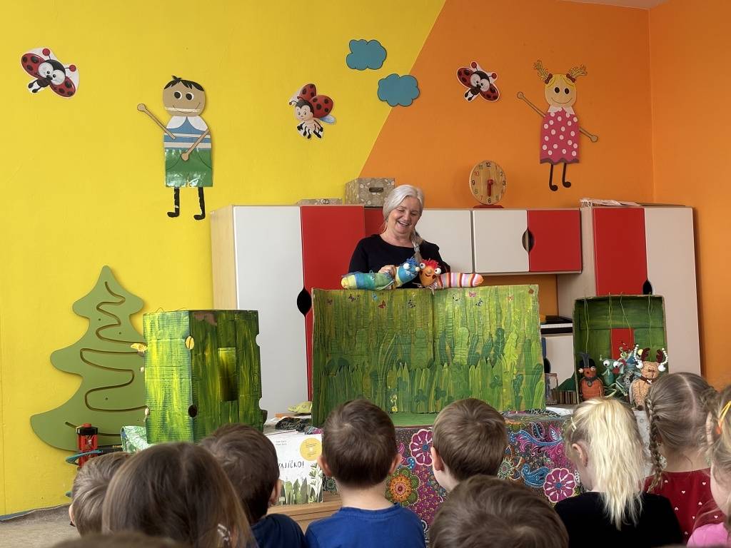 Ve středu 18. února naší mateřskou školu navštívila paní Fenyklová se svým projektem Knihadýlko. Dětem představila knihu Ó, Ó, Ó, VAJÍČKO! a poutavým a hravým způsobem jim přiblížila její děj.