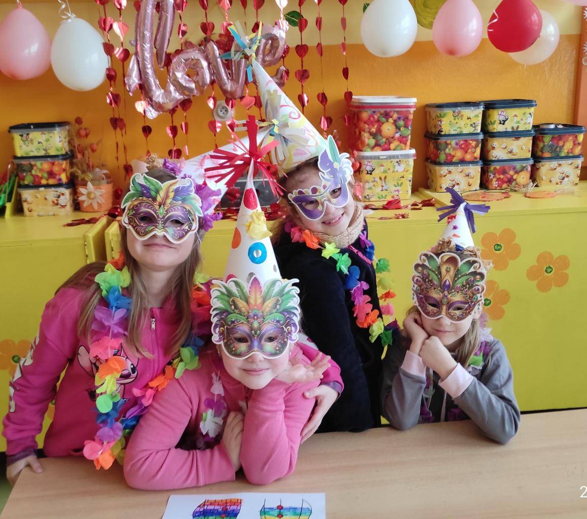 Než začal v pondělí 16. 2. masopust, pustily se děti z 2.B do tvoření vlastních masek a masopustních klobouků. V kloboucích pak byly v průvodu nepřehlédnutelné. :-)