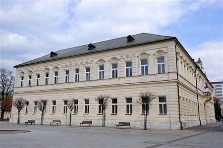 V období od 20.2.2026 do 30.10.2027 bude prebiehať "Obnova 1. historickej budovy Matice Slovenskej". Stavenisko spoločnosti Metrostav a.s., ktorá rekonštrukciu vykonáva bude zasahovať až do pojazdnej časti Pešej zóny a parkoviska. Popri budove Tatrabanky bude preto možný len výjazd vozidiel z Pešej zóny a parkovisko pri budove Tatrabanky bude uzavreté.  Za vzniknuté nepríjemnosti a obmedzenia sa ospravedlňujeme.