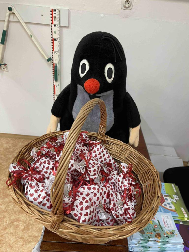 Děti si vyrobily přáníčko a dostaly milý dáreček.  Moc děkujeme!