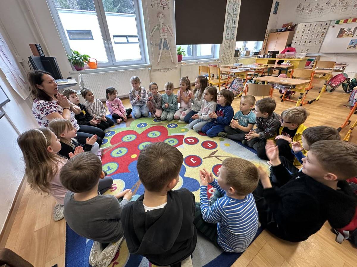 Ve středu 18. února 2026 jsme s předškoláky navštívili 1. třídu. Předškoláci si vyzkoušeli hravou formou, jaké je být školáky.