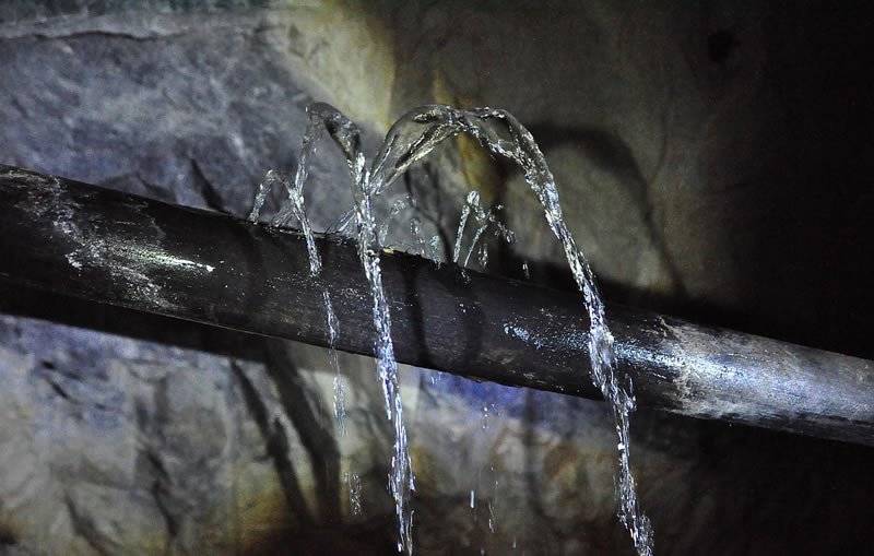 🇸🇰 Oznámenie Na Petőfiho ulici dňa 19.2.2026 došlo k poruche vodovodného potrubia. Pracovníci spoločnosti KOMVaK pracujú na odstránení poruchy. Počas opravy môže dôjsť k dočasnému prerušeniu dodávky vody. Ďakujeme za pochopenie!   🇭🇺 Értesítés A Petőfi utcán 2026.február 19-én csőtörés történt. A KOMVaK munkásai dolgoznak a hiba elhárításán. A javítás ideje alatt a vízszolgáltatás átmenetileg szünetelhet. Köszönjük a megértést!