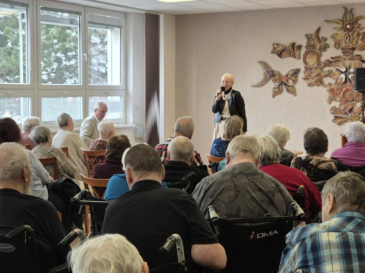 Hudba dnes rozezněla náš domov a přinesla příjemné odpoledne plné známých melodií.   Zpěvačka Renata Drössler svým vystoupením potěšila naše klienty i jejich blízké, kteří si společně užili hudební vystoupení.