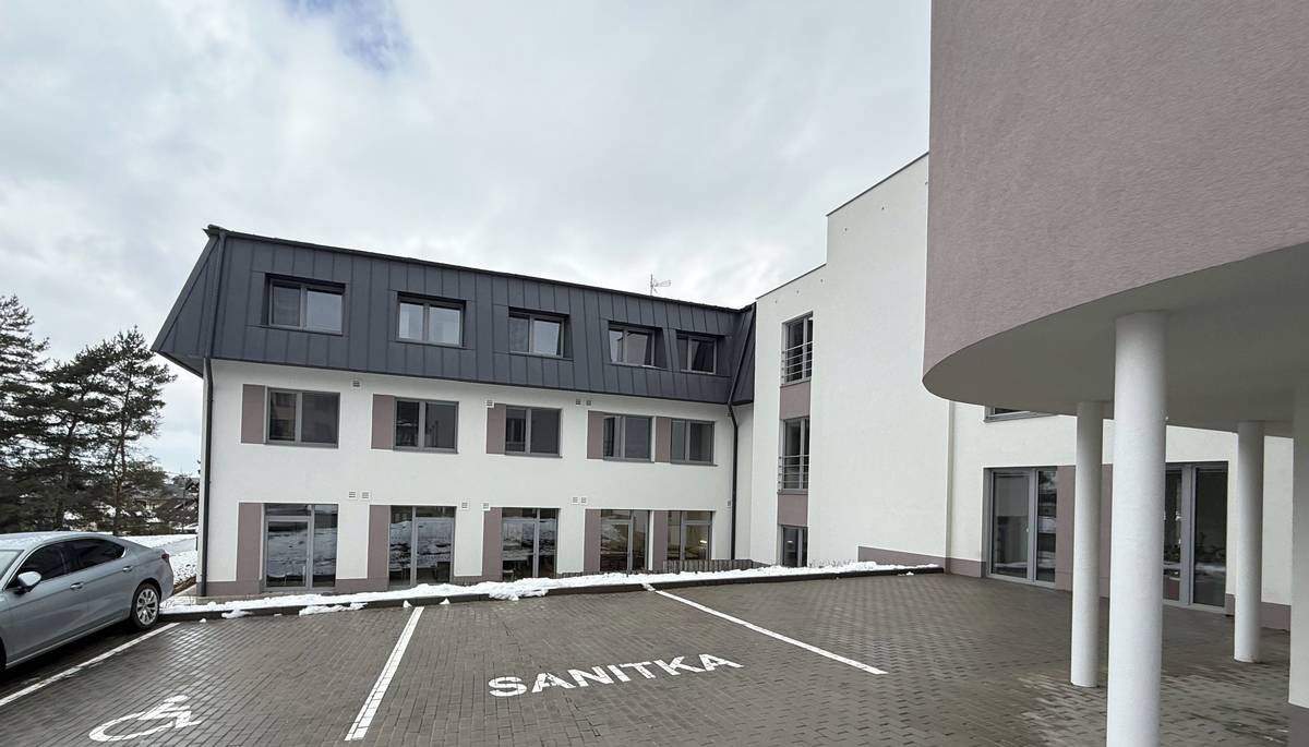 Zlín – Objekt sociálních služeb v Malenovicích znovu ožil. Po kompletní, rok a půl trvající rekonstrukci tří budov vzájemně propojených spojovacím krčkem zde vznikl nový domov se zvláštním režimem.