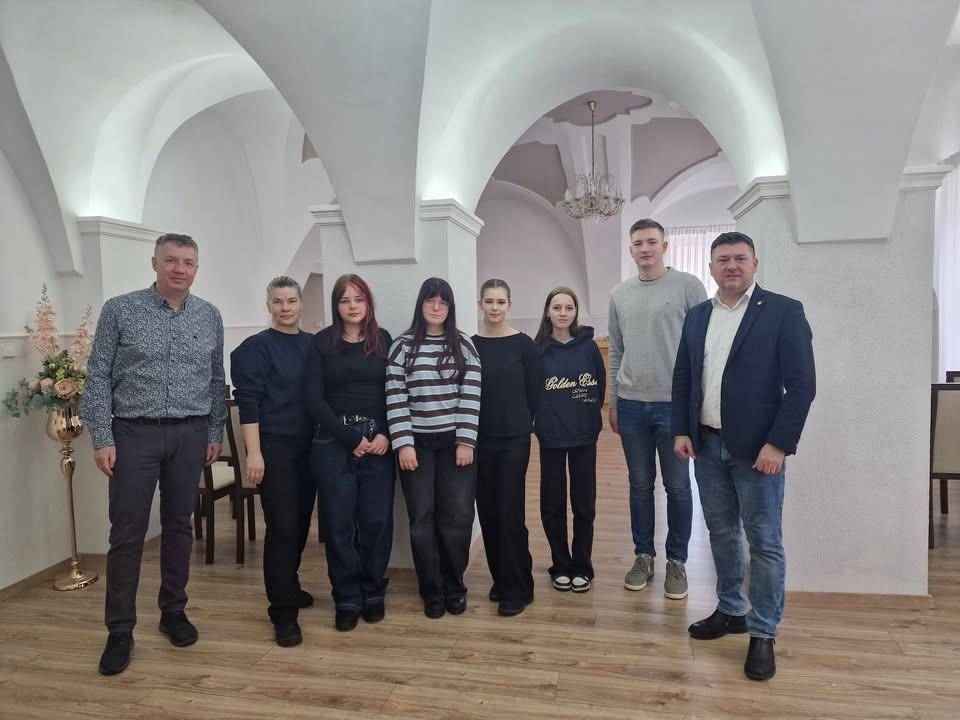 DNEŠNÁ NÁVŠTEVA Z ESTÓNSKA - Dnes som na obecnom úrade prijal žiakov základnej školy z Estónska, aby som im predstavil obec, región a možnosti cestovného ruchu v našej obci a regióne. Príjemne ma prekvapila prezentácia, ktorú pripravili a prezentovali žiaci o svojej škole a ich meste. Dôvodom návštevy delegácie je program Erasmus, ktorý je hlavný vzdelávací program Európskej únie a ktorý podporuje mobilitu študentov, pedagógov a spoluprácu vo vzdelávaní. Mgr. Roland Lamper, starosta obcehr ukázať príspevok na a href="https://www.facebook.com/576136354517748/posts/1496206852510689"b style="color: blue;"Facebook Obec Slovenská Ľupča/b/a img src="https://data.slovenskalupca.sk/_pocitadlo_titulka.php?id=197b9a6f3ab5fa589a4703a82fb7093e"