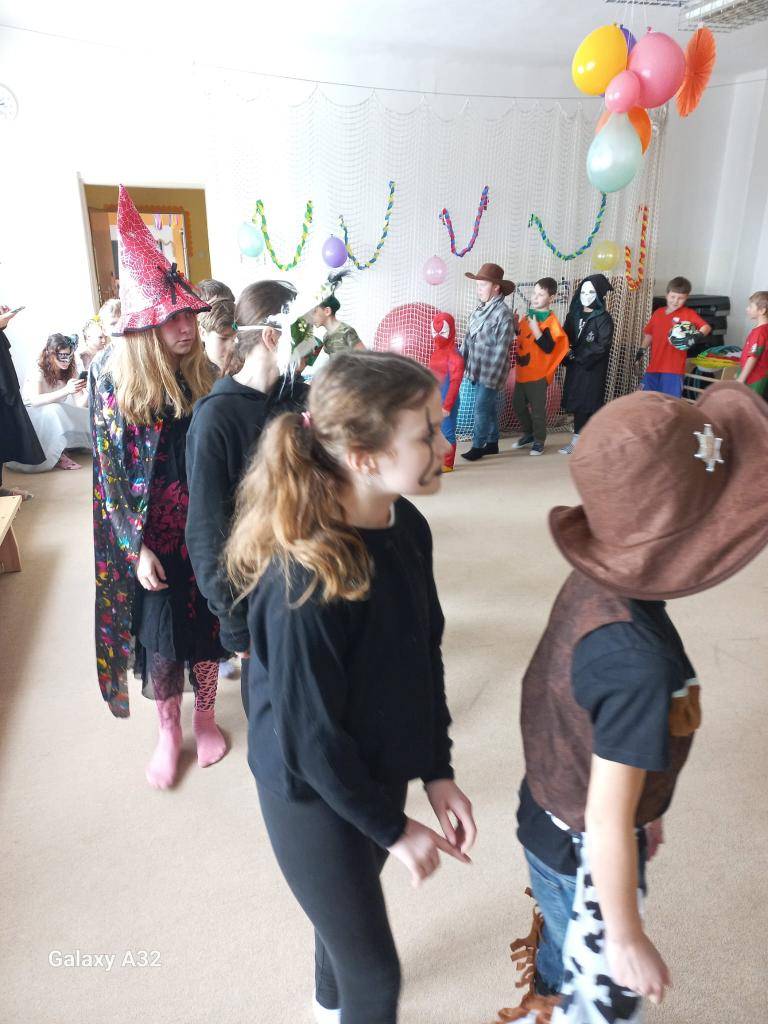 V úterý 17.2.2026 se konal dětský karneval. Děti byly perfektně připravené. Přinesly si a oblékly nápadité masky a kostýmy. Například Elsu, Hermionu, Spider-mana, želvu Ninja, Super Mario, Pikachu, policistu, kovboje, popeláře, čarodějnici, motýlka, kočičku, leoparda ...