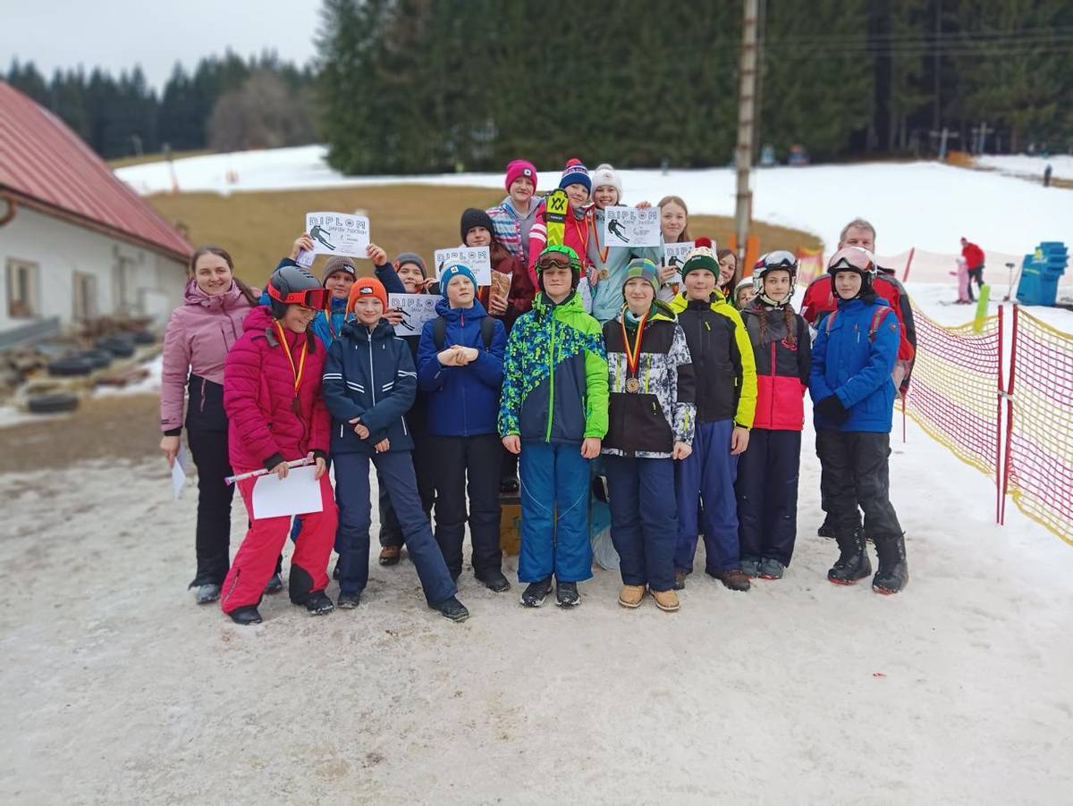 Mlha, déšť, zataženo, ale také úsměv na tváři a radost z dobře provedené jízdy. Tak by se dal charakterizovat lyžařský výcvik sedmého ročníku.