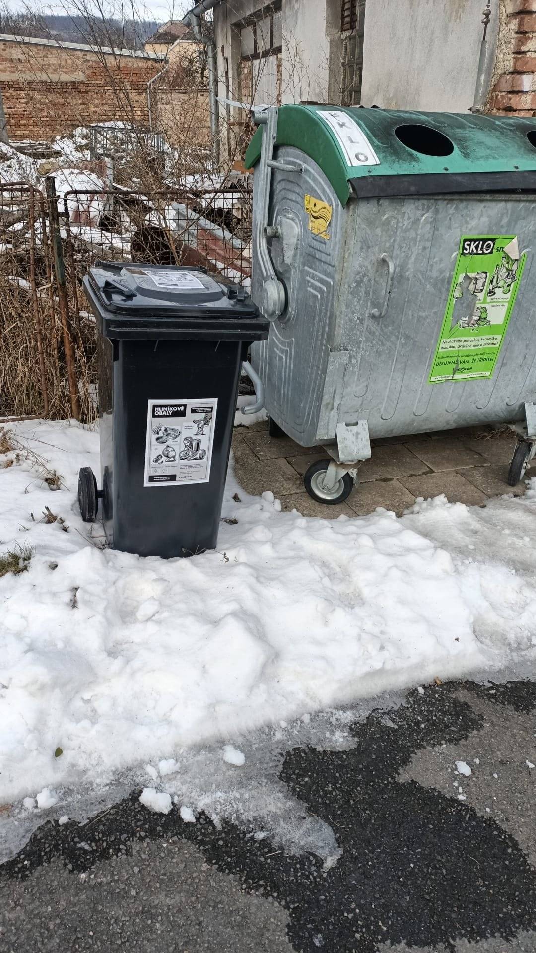 Dobrý den, na sběrná místa odpadů v obci byly přidány nádoby na hliníkový odpad. Do nádob lze odkládat hliníkový odpad uvedený na etiketě.
