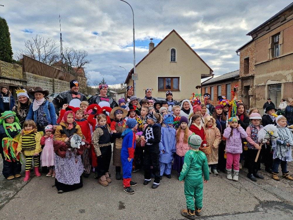 Základní škola a mateřská škola Předměřice nad Jizerou Vás srdečně zve na MASOPUST 2026.  Na co se můžete těšit: na maškary, svatbu kominíka s kozou, popravení kobyly a další zábavná vystoupení. Zakončení v místní Hospůdce Jizera, kde nás čekají zabíjačkové hody. Budeme rádi, pokud nás v maskách podpoří i rodiče a sousedé.