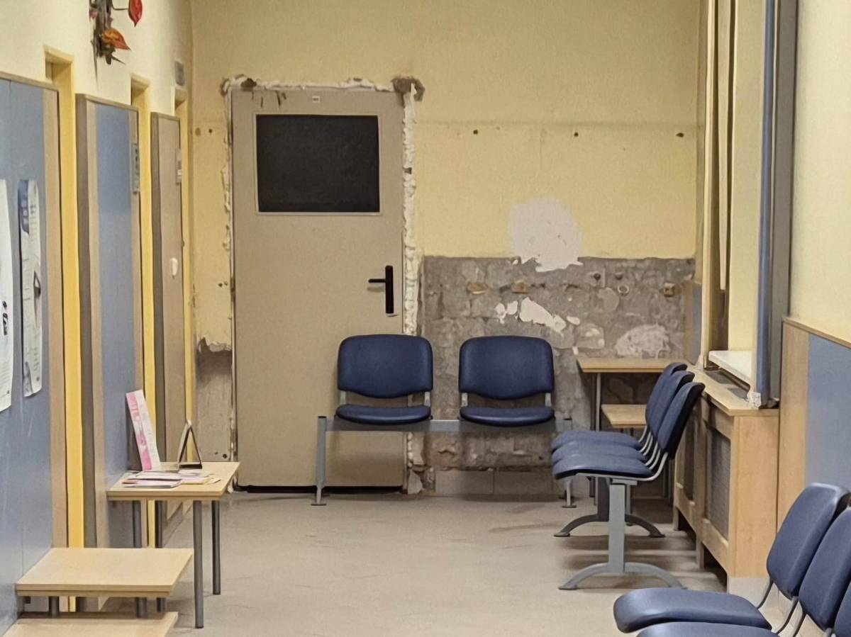 V budově Polikliniky Milevsko v současnosti probíhá rozsáhlá rekonstrukce, jejímž cílem je zlepšit prostředí i kvalitu poskytovaných služeb. Smlouva na realizaci byla podepsána 21. listopadu 2025 a práce byly rozděleny na dvě etapy. První zahrnuje přestavbu zubních laboratoří a chodby včetně vybudování bezbariérového vstupu s předpokládaným termínem dokončení v březnu 2026. Na ni plynule naváže druhá etapa, která se zaměří na rekonstrukci zubních ordinací a zřízení nového Stomatologického centra – dokončení v červnu 2026. Součástí prací je modernizace vnitřních prostor, technického zázemí a celkové zvýšení komfortu pro pacienty i zdravotnický personál.