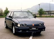 Klasický záběr z tovární zkušební dráhy: Tatra 700 se mohla (a měla) stát vládním korábem. Navzdory poněkud archaické koncepci s motorem vzadu jí k tomu nechyběl potenciál!