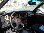 Tatra si na interiéru modelu 700 dala opravdu záležet – jen to prázdné místo nad levou mřížkou vypadá nedotaženě…