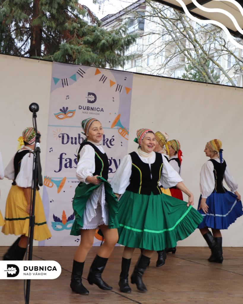 Na priestranstve pred OC ABC v Dubnici to v sobotu 14.2.2026 žilo pravou fašiangovou atmosférou. Už od dopoludnia sa niesli mestom tóny dychovky, spev, vône typických fašiangových pokrmov a skvelá nálada.