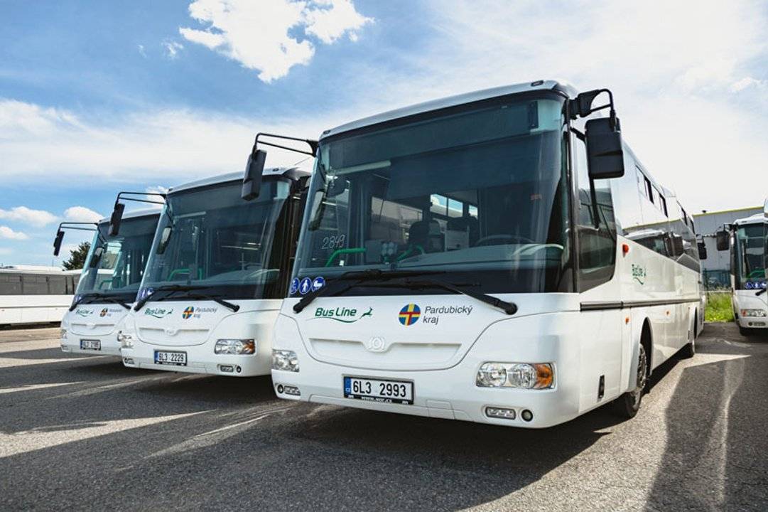 S platností od 1. března 2026 dojde k drobné úpravě jízdního řádu autobusů linky 700963 Jablonné - Žamberk:  Zejména se jedná o posun spoje č. 17 do polohy o cca 7 minut dříve (nyní příjezd do Žamberka 15:33, nově 15:26). Důvodem je zajištění návazností v Žamberku. Zároveň jsou odjezdy téměř všech spojů z Jablonného uspíšeny o 2 minuty (nyní odjezd v 58. minutu, nově v 56. minutu). Důvodem je zpožďování v úseku Jablonné - Bredůvka, kde tak bylo nutné prodloužit jízdní doby.  Jízdní řád je zveřejněn na webu města: https://1url.cz/cerQz