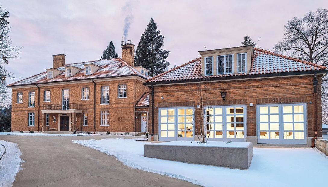 Zlín -  Čiperova vila na Burešově vstupuje do nové éry. Po náročné rekonstrukci za 202 milionů korun zde vzniklo Kulturní a kreativní centrum Zlínského kraje, jehož obnovu z poloviny financoval Národní plán obnovy. Investorem byl Zlínský kraj, vlastník objektu. Slavnostní otevření pro veřejnost se uskuteční v sobotu 28. února v 10 hodin.