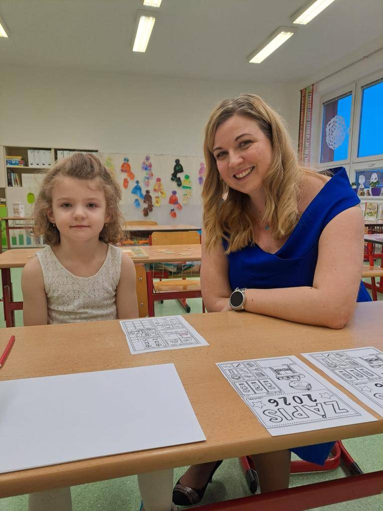 Zápis na naší škole proběhl ve dnech 10.2. a 11.2.2026.  Budoucí školáci měli rezervaci dne a času. Na chodbách pavilonu prvního stupně byly připraveny fotokoutky, členky Žákovského parlamentu a paní asistentky byly připraveni odpovídat na dotazy a provést děti i rodiče prvním patrem pavilonu.