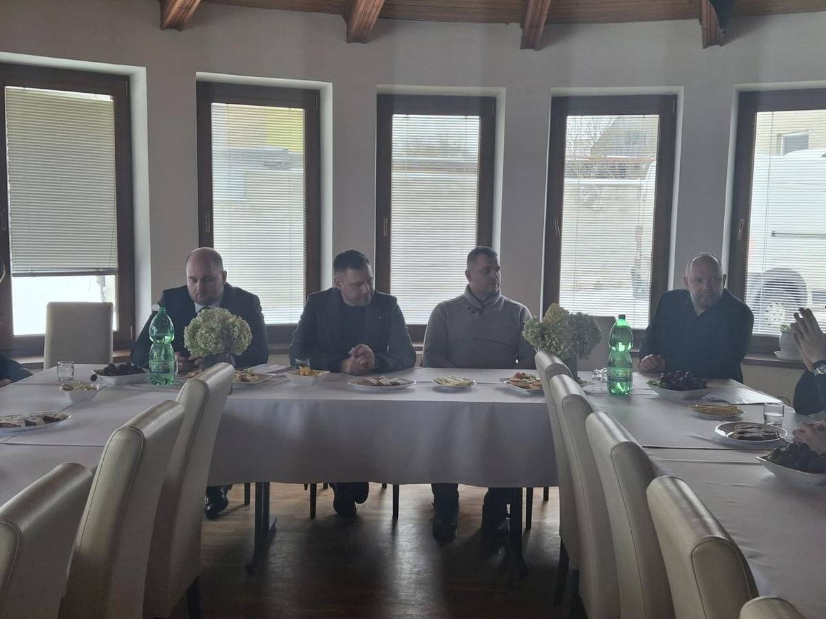 Dňa 17. 2. 2026 našu obec navštívil v rámci výjazdu v regióne Orava minister životného prostredia Slovenskej republiky Tomáš Taraba spolu so štátnym tajomníkom Filipom Kuffom.