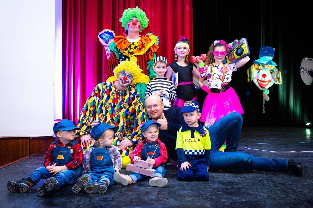 🎭Bodku za sprievodmi v maskách v Ľuborči, v Trenčianskej Závade a v Kľúčovom dal karneval v hlavnej úlohe s najmladšími spoluobčanmi...   🎉Hoci sme v stredu prešli do 40-dňového pôstneho obdobia, pripomeňme si atmosféru uplynulých fašiangov v našom meste...  📸Autor fotografií: Peter Sobek