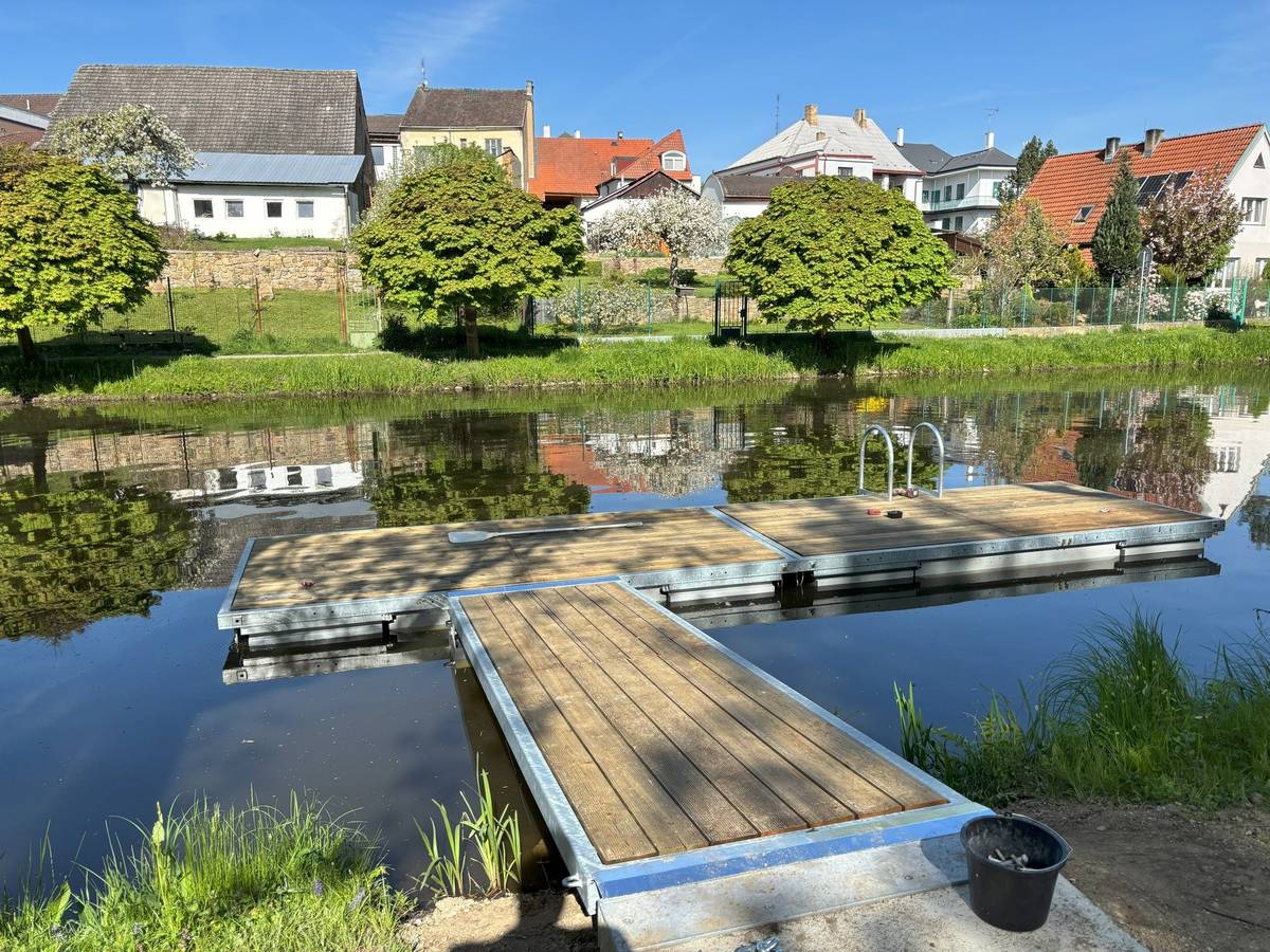 ADMINISTRATIVA ℹ️ ve středu proběhlo informativní setkání s občany města před vyhlášením participativního rozpočtu města 2026 ℹ️ v pátek bylo vyhodnoceno výběrové řízení na nového strážníka MěP, oba zájemci jsou vhodní, postupují k psychologickým a fyzickým testům ℹ️ v pátek se uskutečnila schůzka starostů měst okresu Tábor s cílem vstoupit do jednání s poslanci parlamentu a předložit jim důležité připomínky k novele stavebního zákona STAVEBNÍ PRÁCE A ÚDRŽBA ℹ️ v jižní části Malého náměstí začala stavební firma pokládat nové povrchy ℹ️ od pondělí se v rámci rekonstrukce požární zbrojnice  připravovalo lešení k zateplení vnějšího pláště  ℹ️ během týdne byla instalována pergola v areálu MŠ Blatské sídliště  ZAJÍMAVOSTI ℹ️ v pondělí úspěšně proběhl finanční audit svazku obcí Veselsko ℹ️ v pátek byl ukončen příjem dotazníků ke zjištění dostupnosti primární lékařské péče a vyhodnocen bude během příštího týdne ℹ️ ve středu vyšla publikace Uličník od Přátel historie Veselí nad Lužnicí a okolí