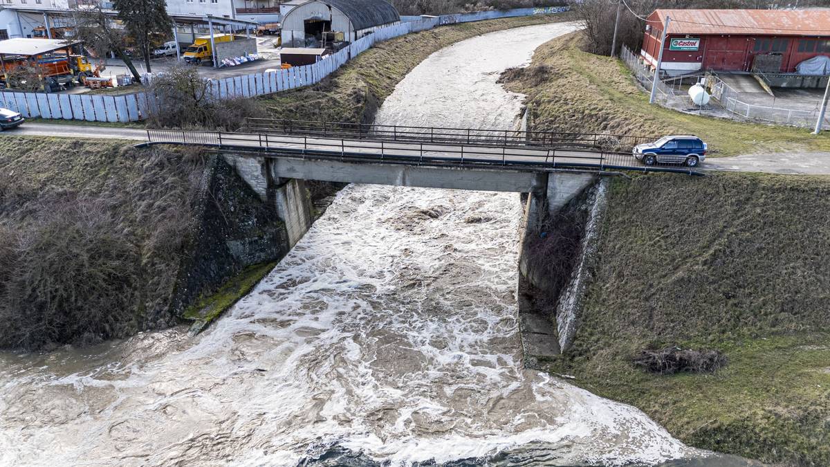 Stav hladiny Klanečnice je priebežne monitorovaný. Koryto, ktoré bolo doteraz takmer prázdne, je aktuálne naplnené vodou, avšak predpoklad vybreženia je v tejto chvíli minimálny.   Stav hladiny rieky Váh zostáva bez výraznej zmeny.   Hliadky MsP budú počas nasledujúcich hodín priebežne monitorovať výšku hladiny. Situáciu naďalej sledujeme a v prípade vývoja vás budeme informovať.