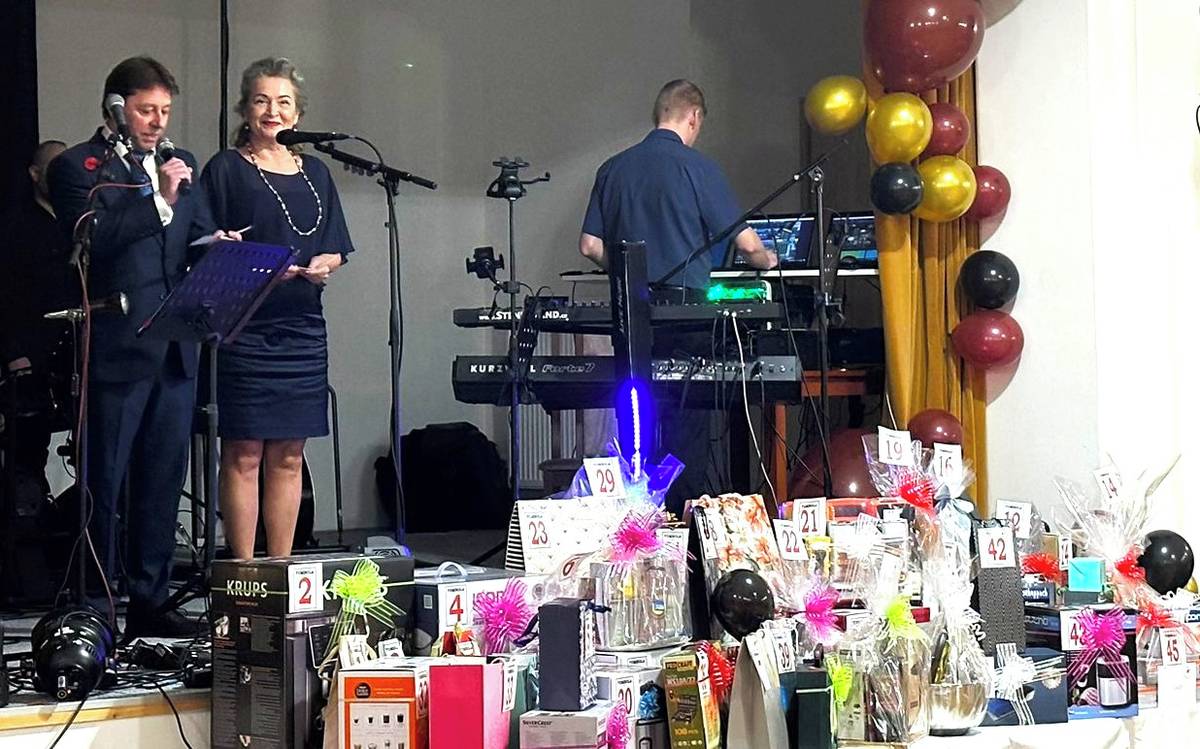 V sobotu 14. února 2026 na svátek svatého Valentýna pořádala Obec Jindřichov ve spolupráci se Základní a Mateřskou školou Jindřichov Obecní ples. V romantickém duchu byl vyzdoben celý sál, předsálí i letošní novinka - fotokoutek, který návštěvníci plesu hojně využívali. Ples byl zahájen tradičním tanečním vystoupením, které si připravili žáci naší deváté třídy. Odměnou za jejich snahu a píli byl pro ně bouřlivý potlesk trvající několik minut. Poté pan starosta Martin Korduliak společně s paní ředitelkou Mgr. Zlatou Steuerovou, MBA přivítali všechny hosty a popřáli krásný večer. K tanci i poslechu zahrála hudební skupina Stenly Band z Ostravy. Tito hudebníci, kteří na Obecní ples zavítali poprvé, měli široký repertoár a na své si určitě přišel každý tanečník na parketu. Další letošní novinkou byla tombola. U vstupu byly k zakoupení nachystané obálky s losy. Některé obálky obsahovaly výherní lístek, na kterém bylo uvedeno, jakou cenu šťastný výherce obdrží. V půlnoční tombole, která byla vrcholem večera, se losovalo pouze o prvních deset cen. I když letos nebyla účast tak vysoká jako v předchozích letech, odcházeli hosté v pozdních nočních hodinách spokojení a vysmátí. Tímto děkujeme účinkujícím, sponzorům a všem, kteří se na průběhu plesu podíleli.