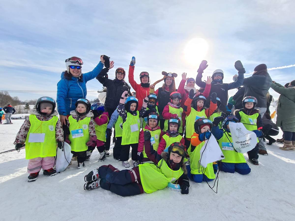 Rádi bychom poděkovali paní ředitelce Mateřské školy Lázně Libverda Martině Melkové, paním učitelkám a všem, kdo byl nápomocen za organizaci a realizaci prvního lyžařského výcviku našich dětí. Vážíme si Vaší energie, trpělivosti a péče, kterou jste dětem během celého pobytu věnovaly. Díky Vašemu laskavému a profesionálnímu přístupu si děti odnesly nejen nové dovednosti a první lyžařské zkušenosti, ale také spoustu krásných zážitků, radosti a posíleného sebevědomí. Děkujeme s jakým nadšením a podporou jste je vedly k překonání prvních obav i k radosti z pohybu na sněhu.