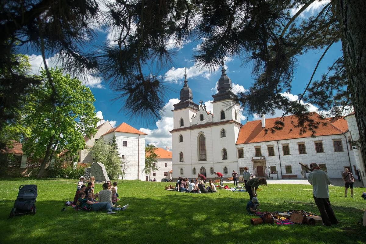 Muzeum Vysočiny Třebíč zve všechny milovníky historie, vědy i objevování na tradiční Jarní cyklus přednášek. Setkání se uskuteční v reprezentativních prostorách třebíčského zámku, vždy v úterý od 17.30 hodin a se vstupem zdarma. 24. února 🦌 Co všechno jste chtěli vědět o zvířeně Podyjí Antonín Reiter z Jihomoravského muzea ve Znojmě představí unikátní faunu regionu na pomezí stepi a lesa. 10. března 🌌 Pluto a planety Sluneční soustavy Rostislav Štork z Astronomického ústavu AV ČR v Ondřejově vezme návštěvníky do hlubin vesmíru a vysvětlí, proč už Pluto není planetou. 24. března 🇯🇵 Japonský rok Kurátorka Haruka Kogure z Moravské galerie v Brně přiblíží tradice země vycházejícího slunce i své zkušenosti z japonského muzejního prostředí. 7. dubna 🏛️ Třebíčské stavby, které nevznikly Architekt Lubor Herzán odhalí architektonické sny a nerealizované projekty, které mohly zásadně změnit podobu města. 21. dubna 👞 Tomáš Baťa 150! aneb ze Zlína do Třebíče a do celého světa Historik Martin Jemelka z Masarykova ústavu a Archivu AV ČR připomene inspirativní příběh podnikatele, jehož značka obletěla svět.