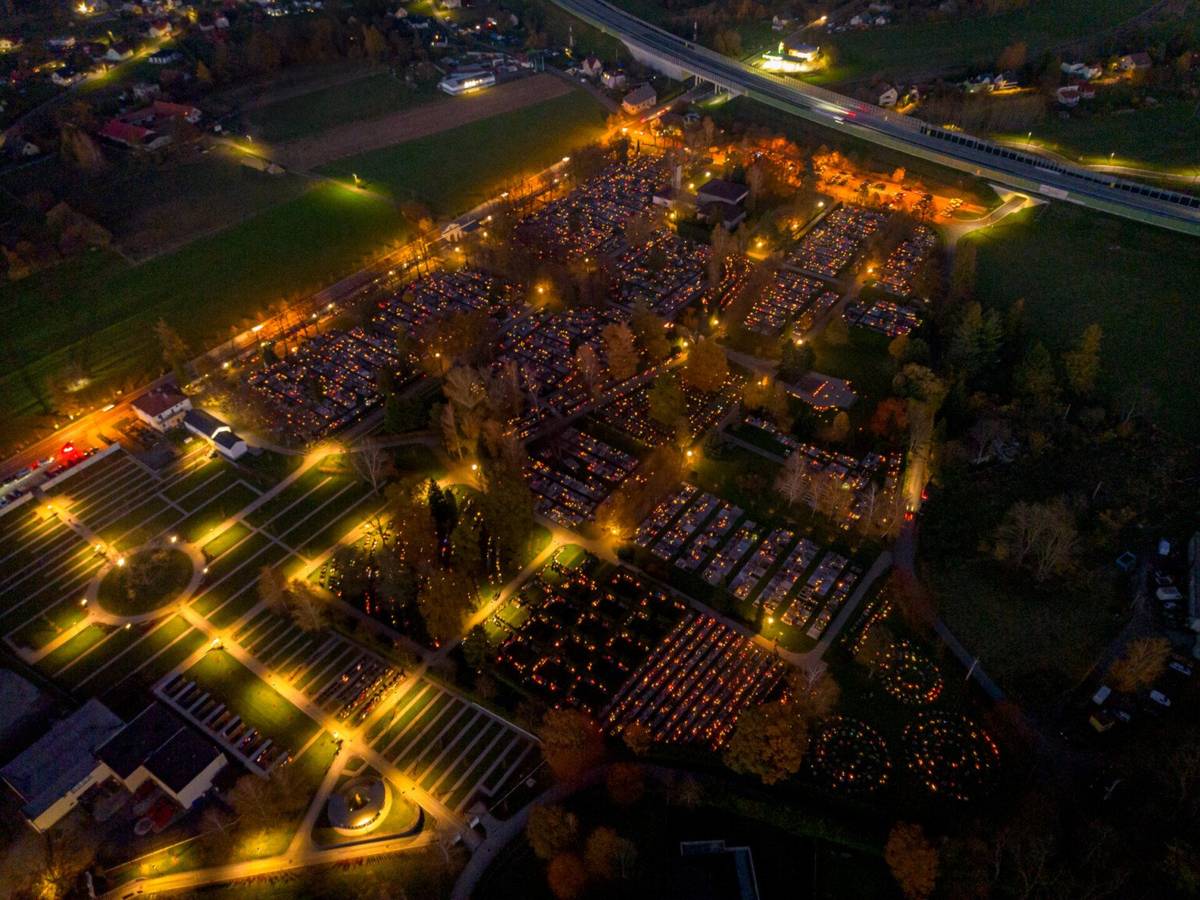 Jižní část frýdeckého hřbitova se dočká obnovy. Bude hezčí a příjemnější. Město nahradí dřeviny, které jsou ve špatném zdravotním stavu a již náročné na údržbu, novými keři a stromy. ZELEŇ NA FRÝDECKÉM HŘBITOVĚ PROJDE OBNOVOU | Frýdek-Místek