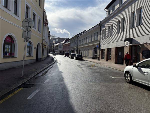 Rada města Pelhřimov na své 71. řádné schůzi konané dne 9. února 2026 schválila „Vyhodnocení zavedení jednosměrné komunikace v ulici Nádražní“ a rozhodla o ponechání stávajícího dopravního režimu. Jednosměrný provoz byl v ulici Nádražní zaveden ve zkušebním režimu od 1. srpna 2025 na základě dlouhodobého vyhodnocování dopravní situace a doporučení Policie České republiky. Hlavním cílem opatření bylo zvýšení bezpečnosti silničního provozu, zklidnění dopravy v centru města, zlepšení plynulosti a přehlednosti komunikace a také vytvoření nových parkovacích míst.